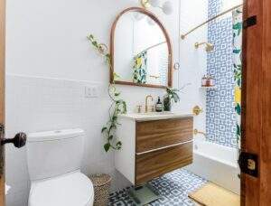floral style bathroom with mirror